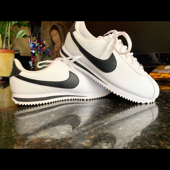 Nike shoes (kids size 4 - Picture 3 of 4